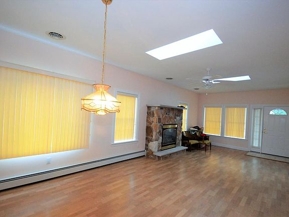 5th image of 654 W Oak Ln