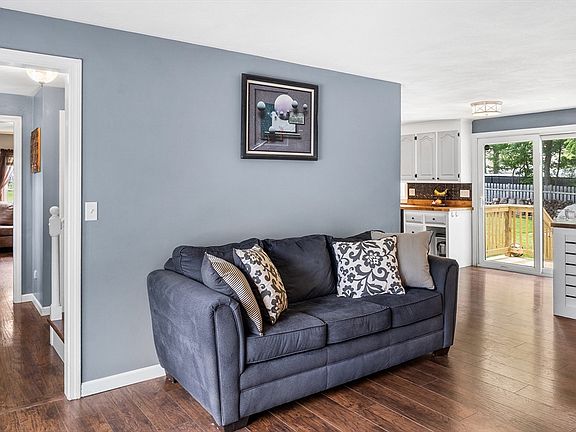 3rd image of 24 Lantern Ln