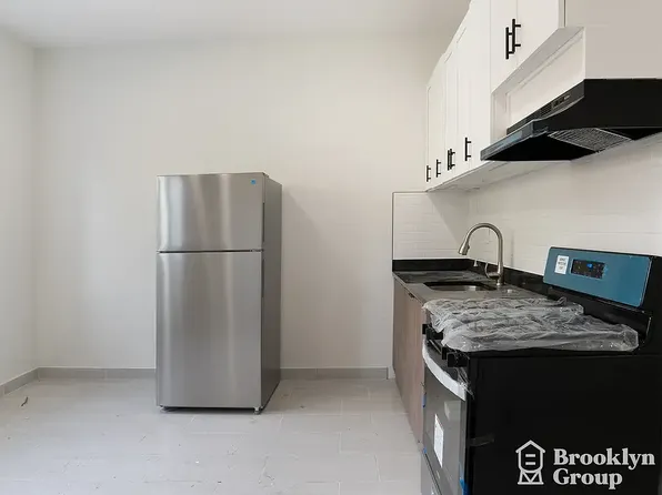 330 Empire Boulevard image 4 of 20