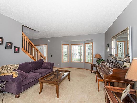 4th image of 160 Elm Dr W