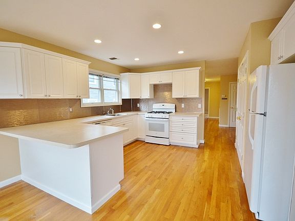 Clean and Modern Kitchen