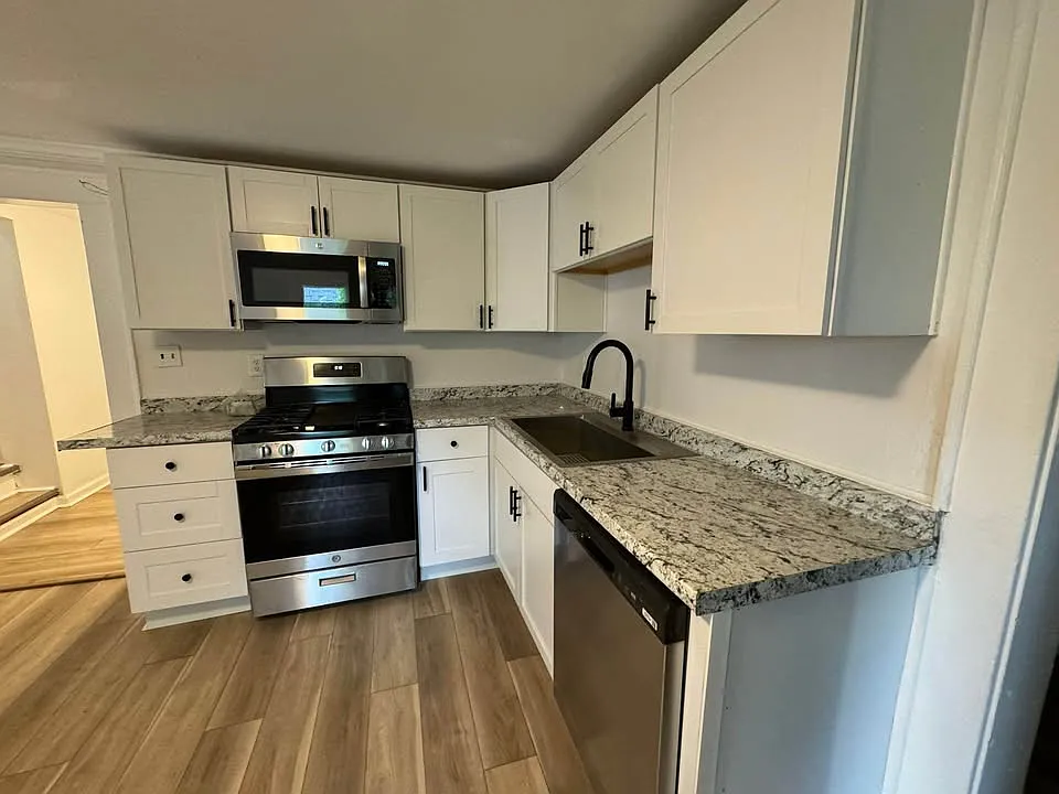 Building Photo - 204-06 Sunset Ave #204