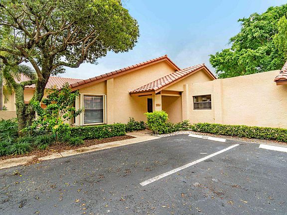 2nd image of 3056 Lake Shore Dr