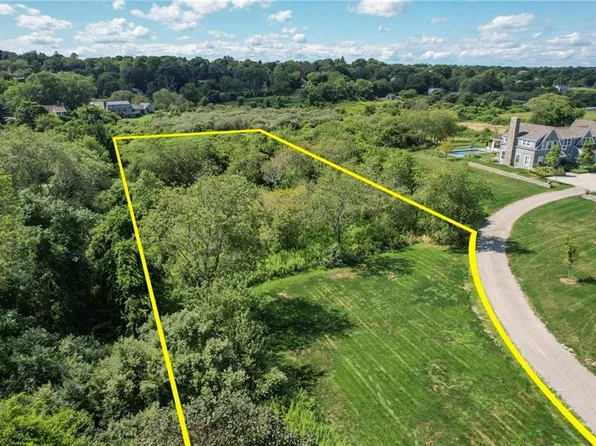 100 Summerfield Ln, Middletown, RI 02842