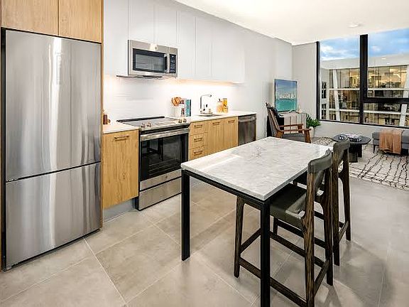 5th image of 330 NW 29th St #222