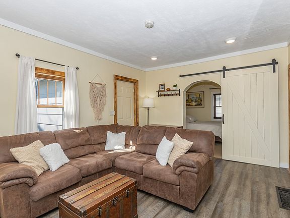 4th image of 445 Laurel St