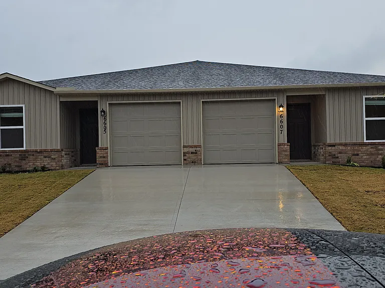 6605 NW Kathleen St — Photo 2