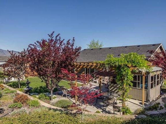 Private Hot Tub & Yard