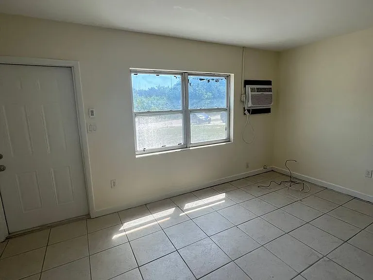 2343 Old Dixie Hwy SE — Photo 2