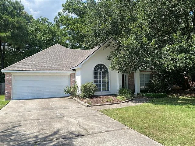 4 bed, 2.5 bath, 2300 sqft, $2,900 — Photo 2