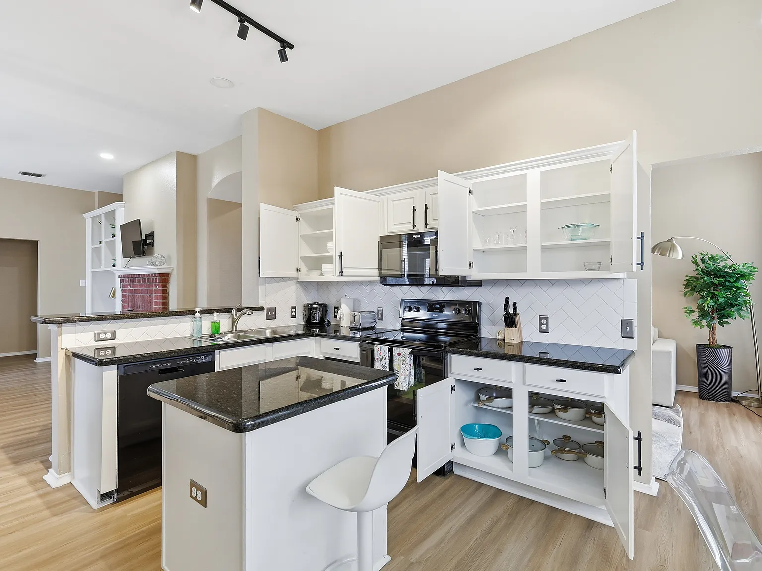 4 bed, 1860 sqft, $5,500 — Photo 3