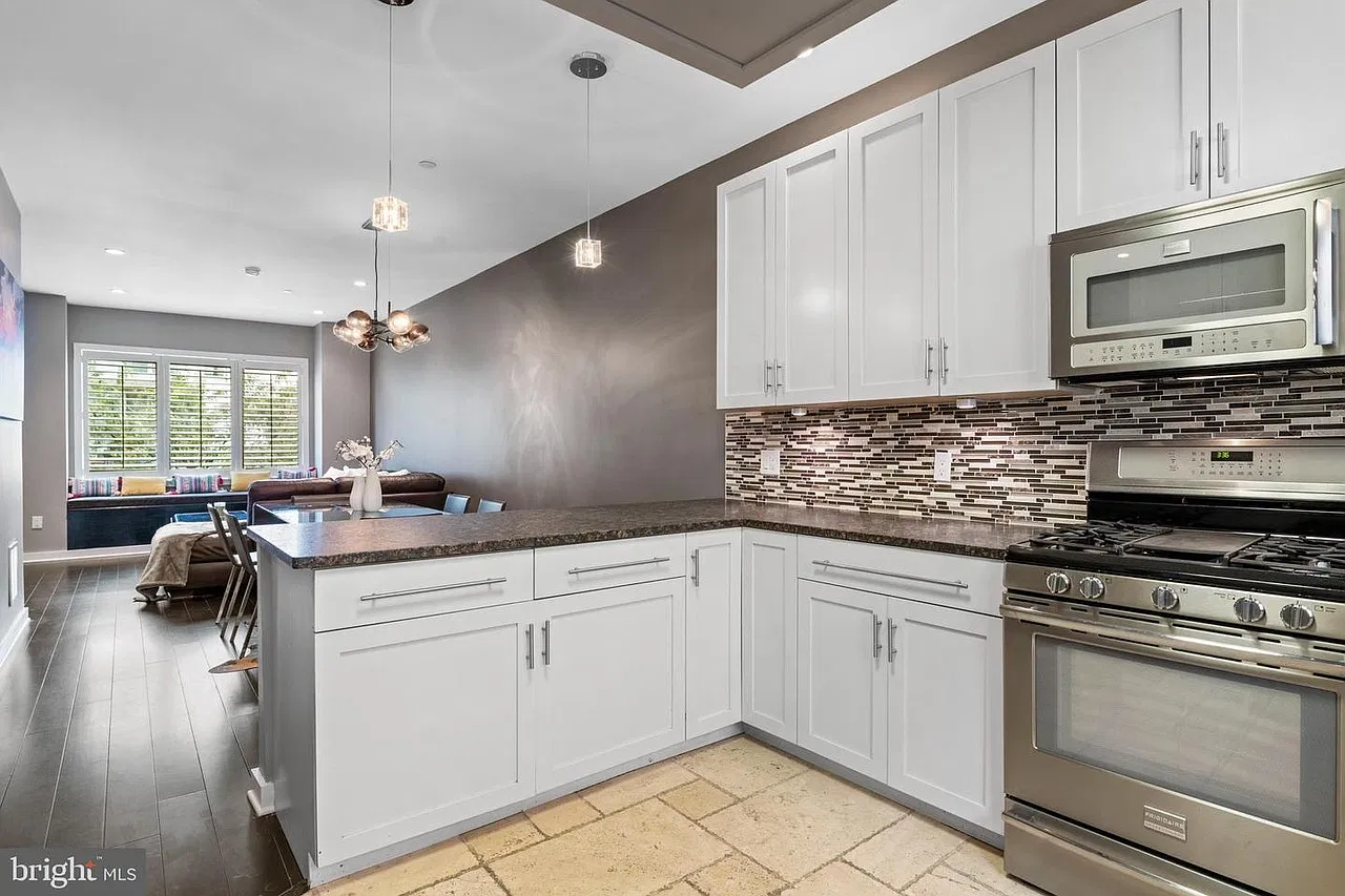 4 bed, 2268 sqft, $4,095 — Photo 3