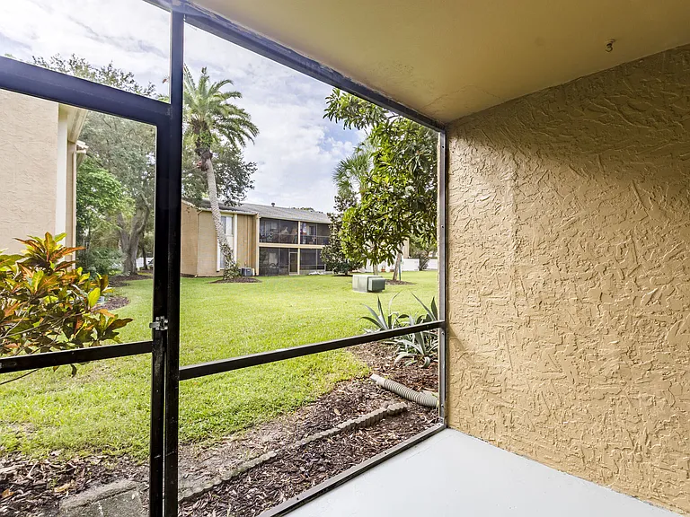 Silver Palms Apartments — Photo 8