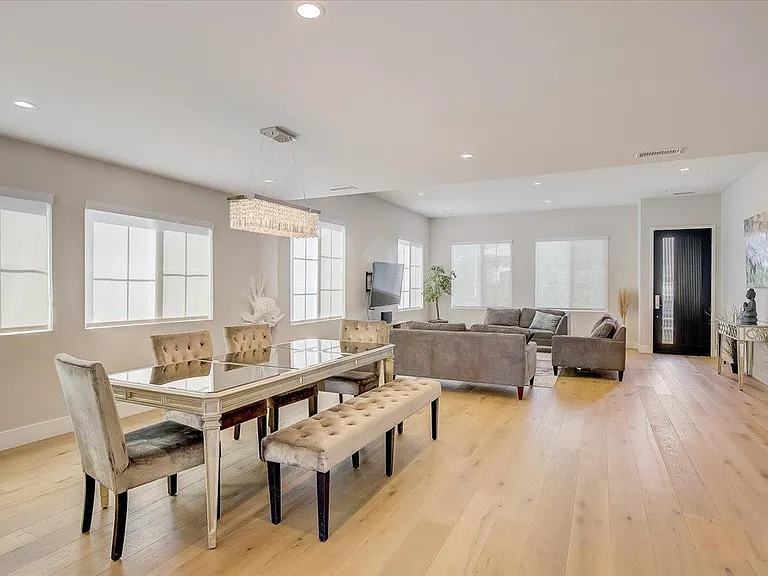 1832 S Redondo Blvd — Photo 4