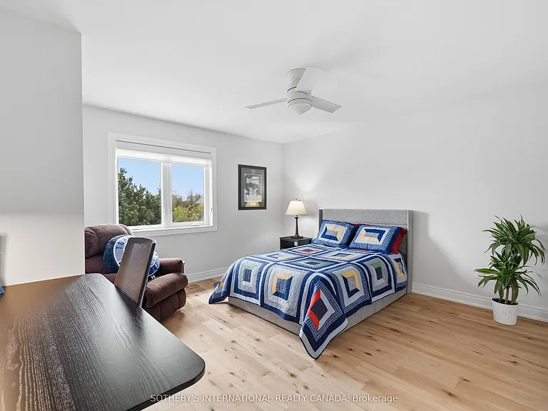 2432 Upper Valley Cres — Photo 26