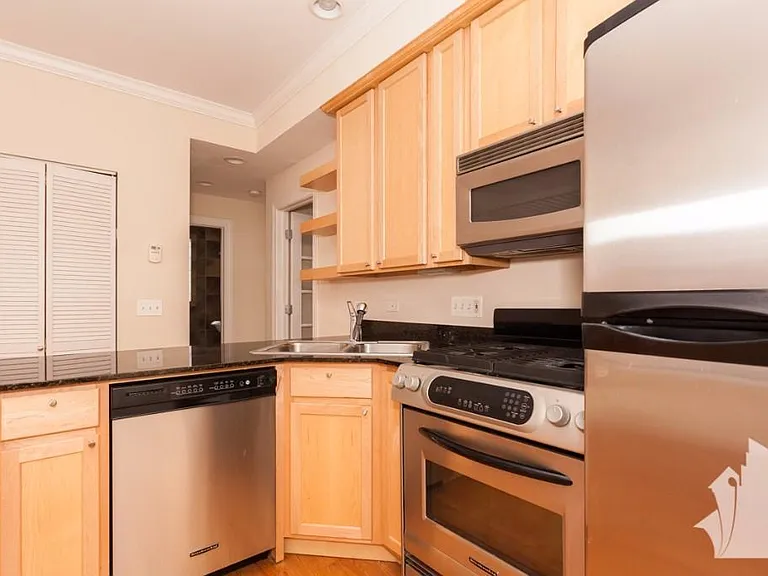 3240 N Clifton Ave — Photo 6