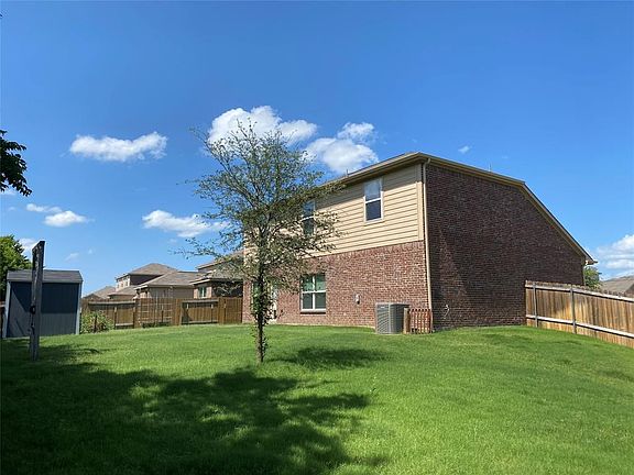 5th image of 318 Thin Leaf Dr