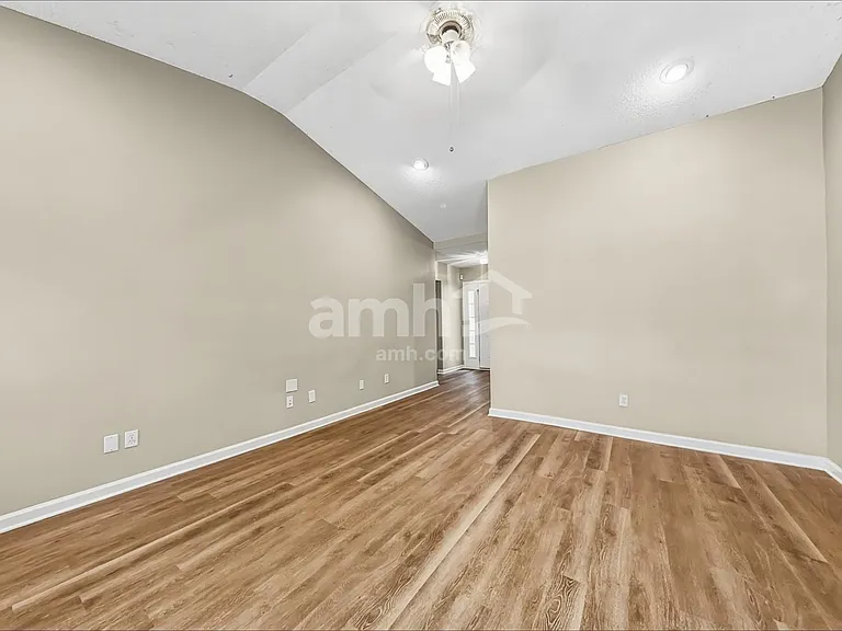 325 Mill Pond Rd — Photo 6