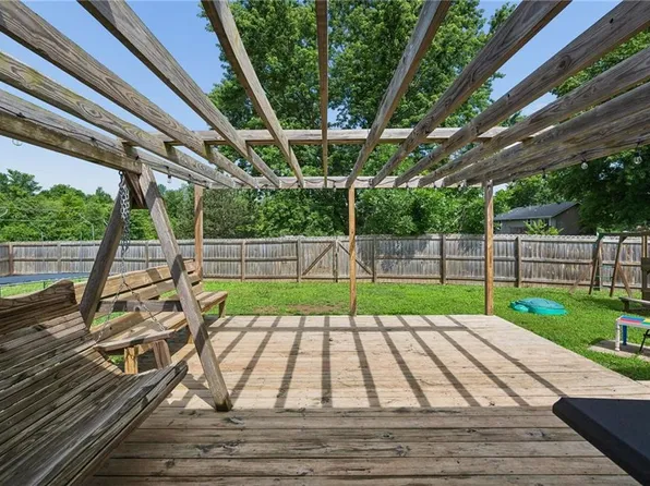 906 Shiloh Ct, Liberty, MO 64068