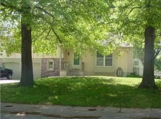 416 SW Redwood Dr, Blue Springs, MO 64014