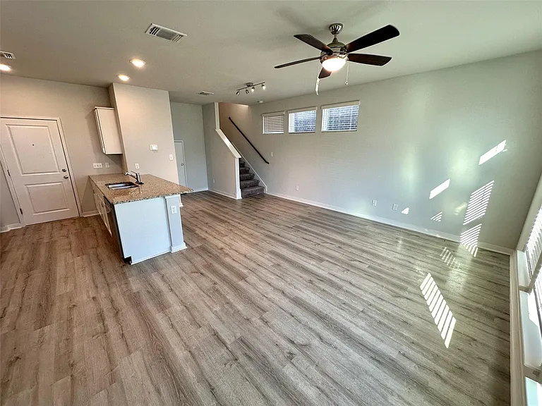 605 W South St #21 — Photo 3
