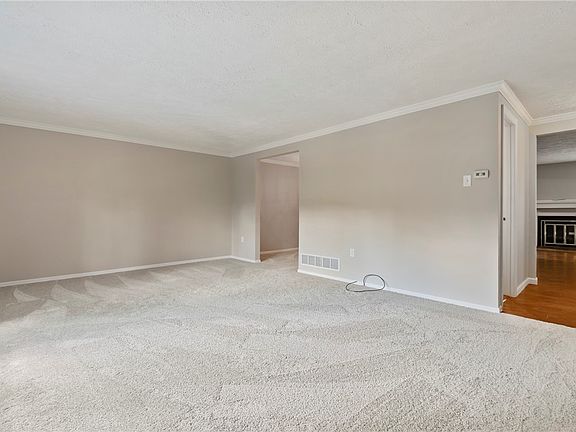 3rd image of 304 Cottingham Ct
