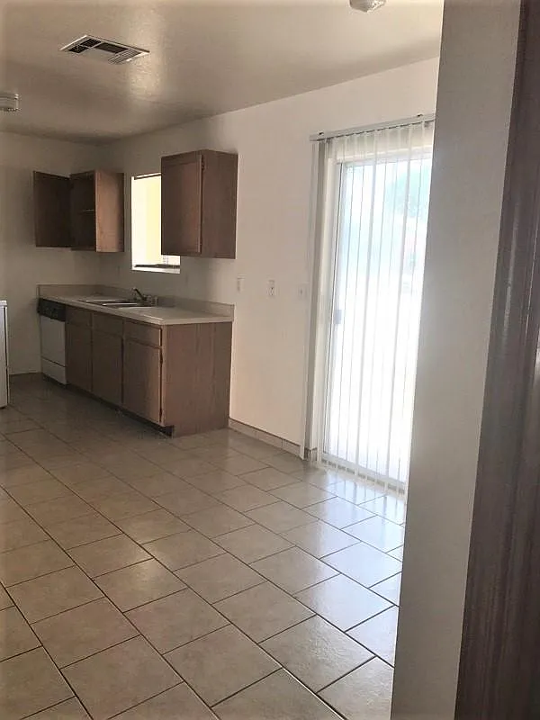 2 bed, 900 sqft, $1,025 — Photo 1