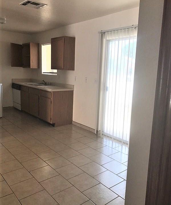 Large Kitchen/ All tile/ Separate area for kitchen table