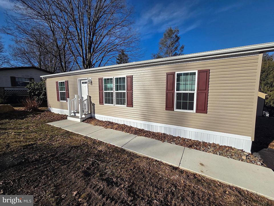 1st image of 10 Woodedge Dr