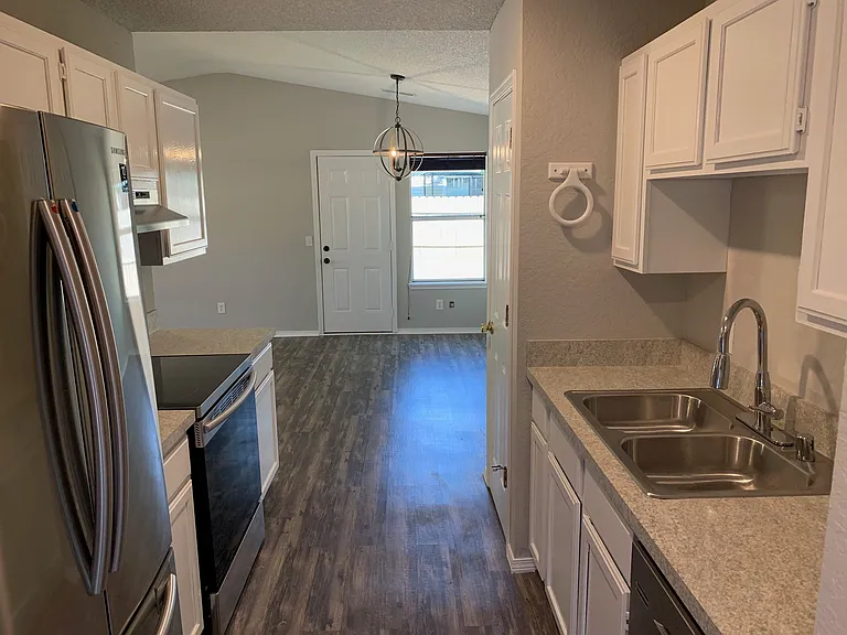 228 NW J St — Photo 8