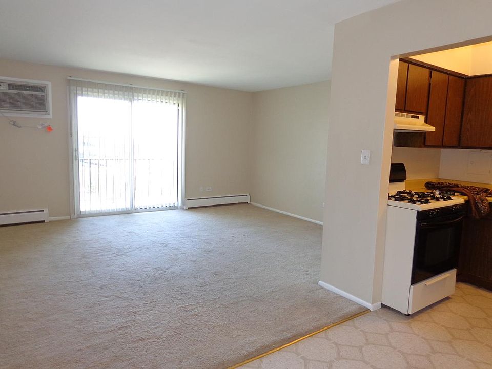 1st image of 3 Hawthorne Ln APT 305