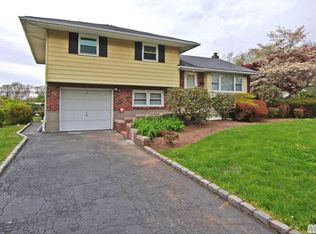 6 Walter Ct, Commack, NY 11725