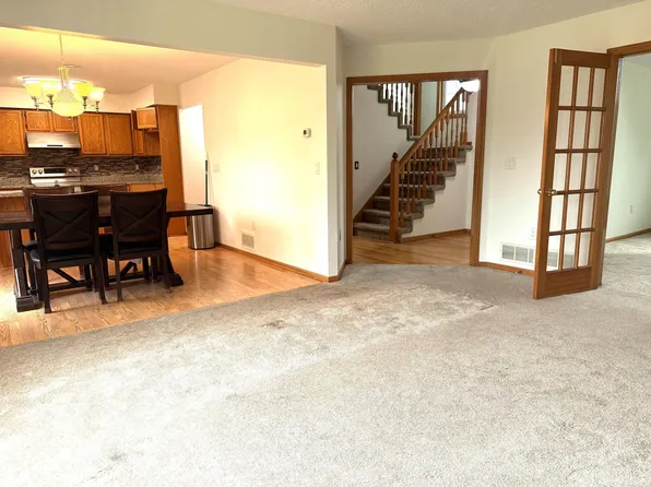 952 Moonlight Dr, Woodbury, MN 55125