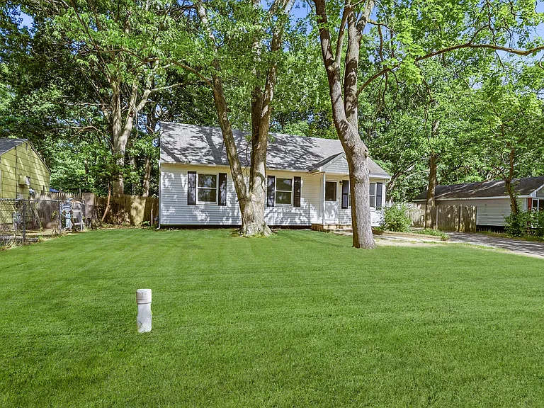 1305 Marshall St — Photo 3