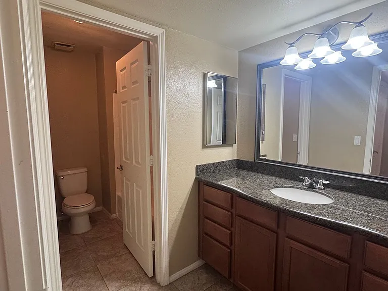 Valencia Apartments — Photo 133