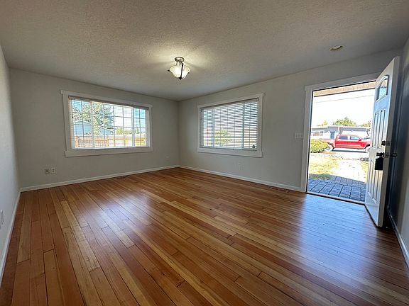 4th image of 691 Madrona St E