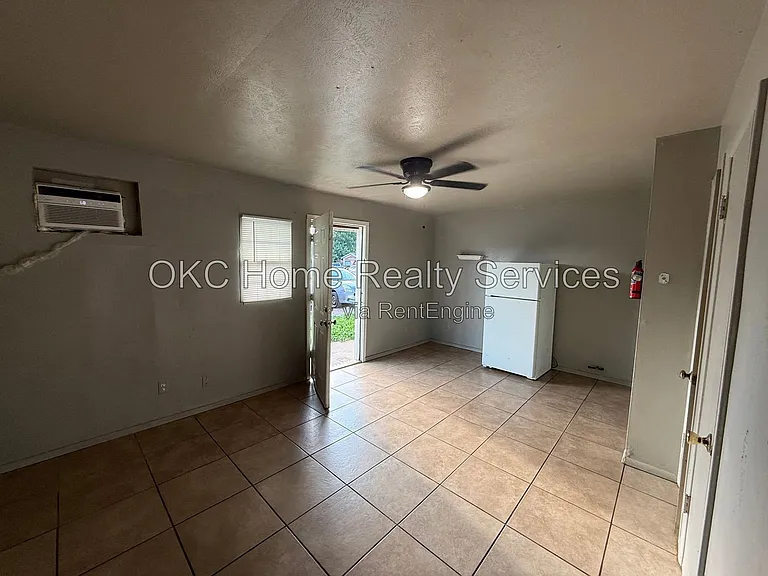 2108 SW 51st St #3 — Photo 3