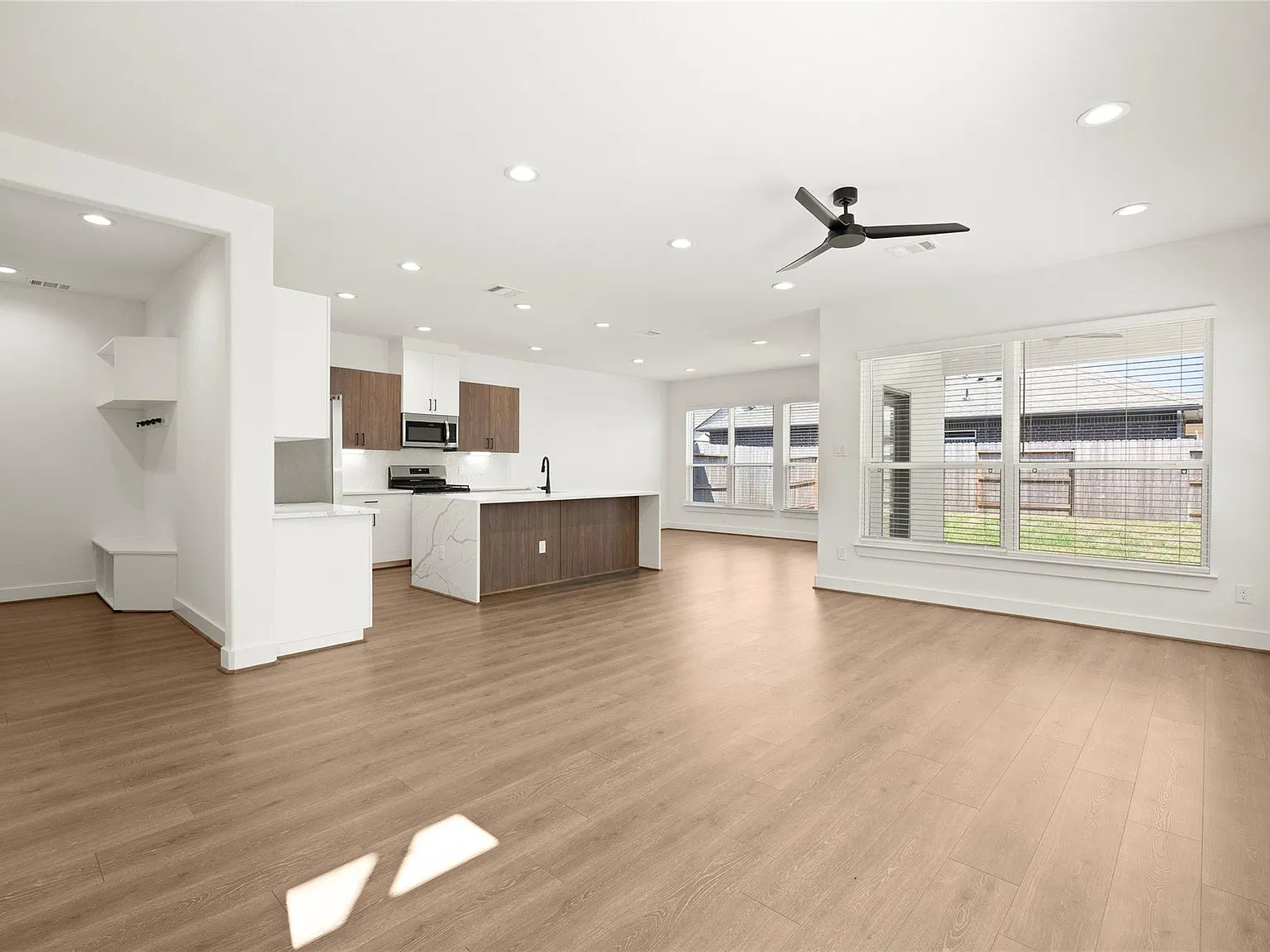 4 bed, 3.0 bath, 2286 sqft, $2,725 — Photo 4