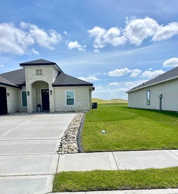 3 bed, 2.0 bath, 2619 sqft, $3,500 — Photo 2