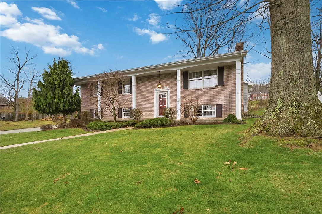 100 Hermitage Cir photo 1