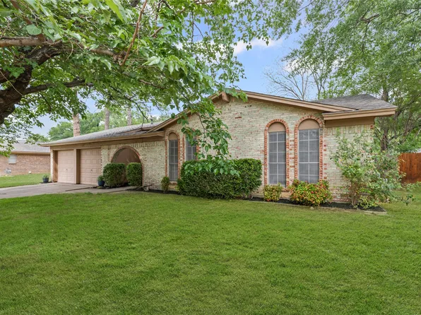 820 Warwick St, Bedford, TX 76022