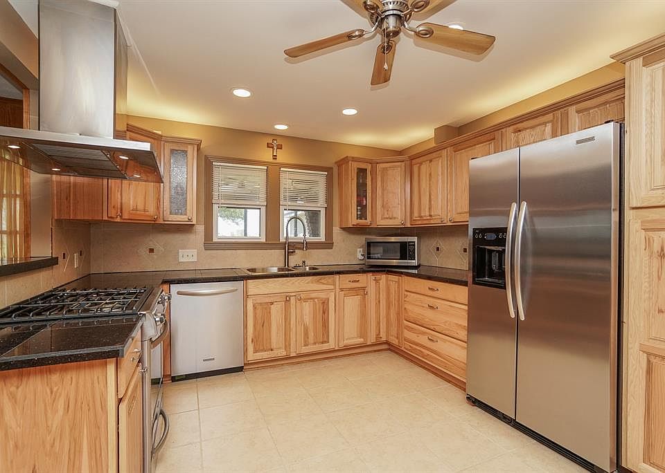 Great Uplighting and Recessed Lighting, Kitchen Aide Vent Hood, Gas Cook top!!!