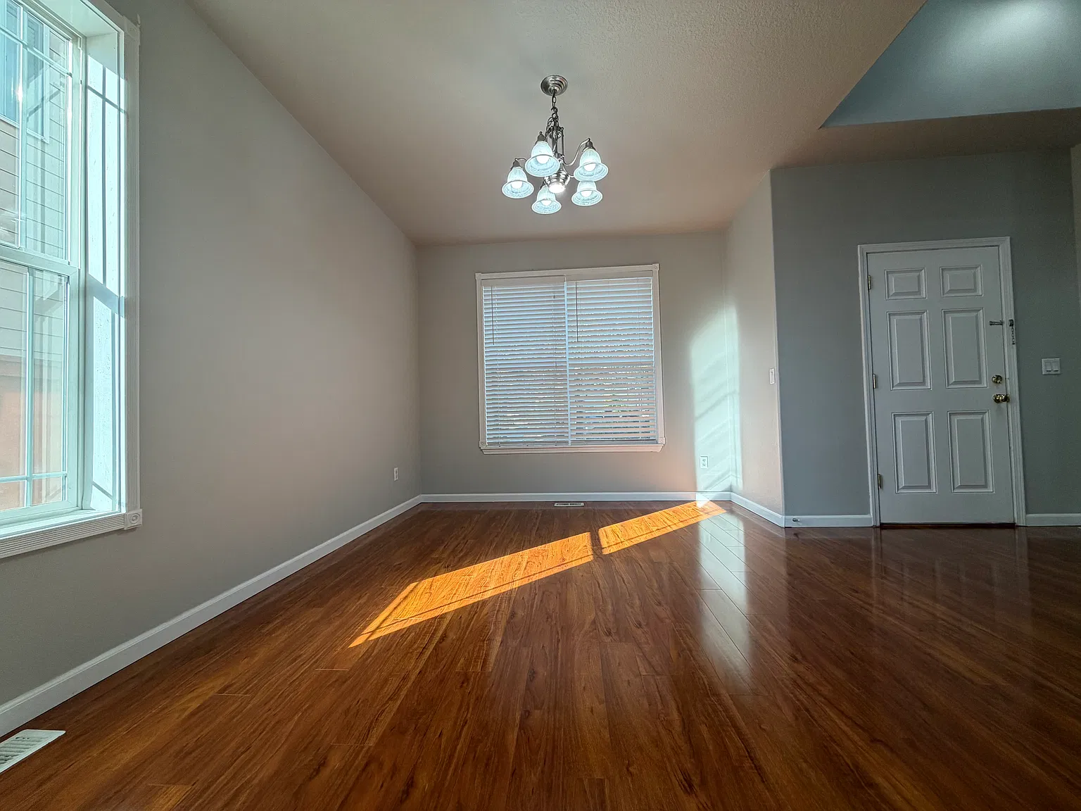 4 bed, 2400 sqft, $2,950 — Photo 4