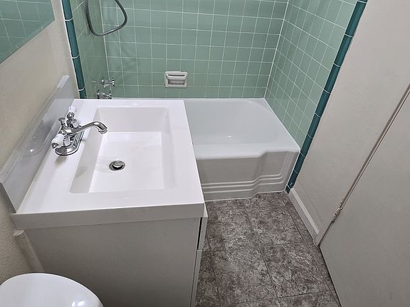 5th image of 2638 27th St APT 4