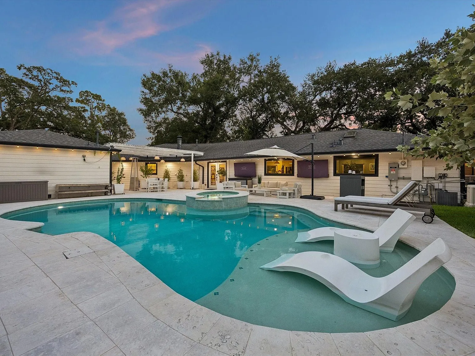 4 bed, 3.0 bath, 2200 sqft, $8,500 — Photo 2