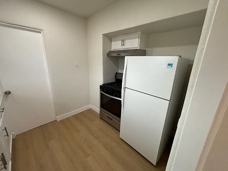 24337 Myers Ave — Photo 8