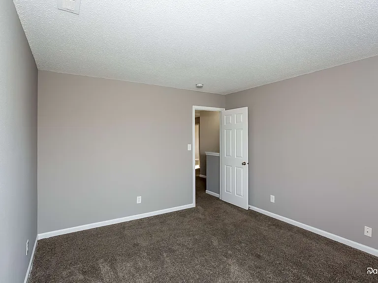 6535 Locust Grove Dr — Photo 10