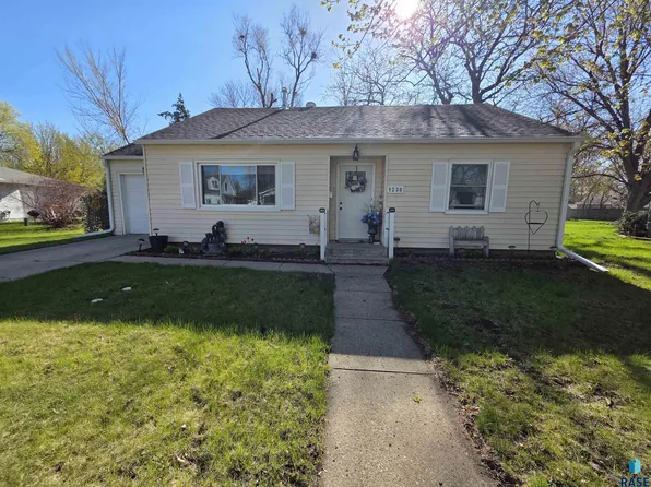 1230 Utah Ave SE, Huron, SD 57350