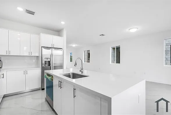 5 bed, 2504 sqft, $4,540 — Photo 3