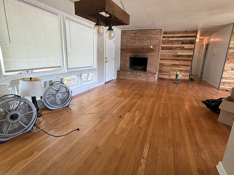 17W571 Riordan Rd — Photo 3
